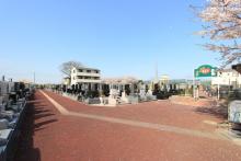 広々と美しい霊園内の墓域